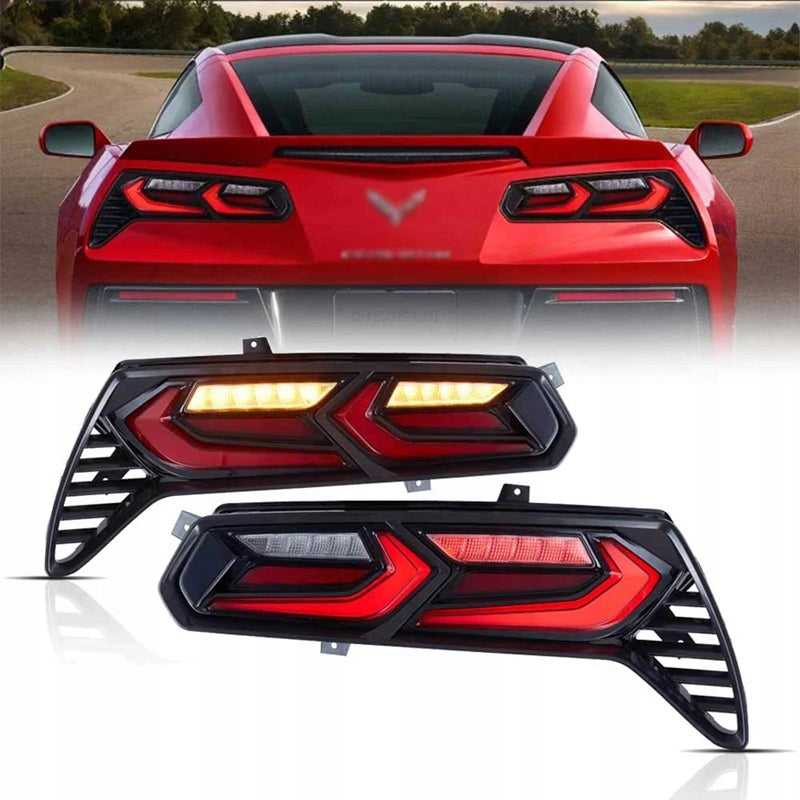 Rød Corvette C7 bakfra med tente LED-baklykter med gult blinkfelt.