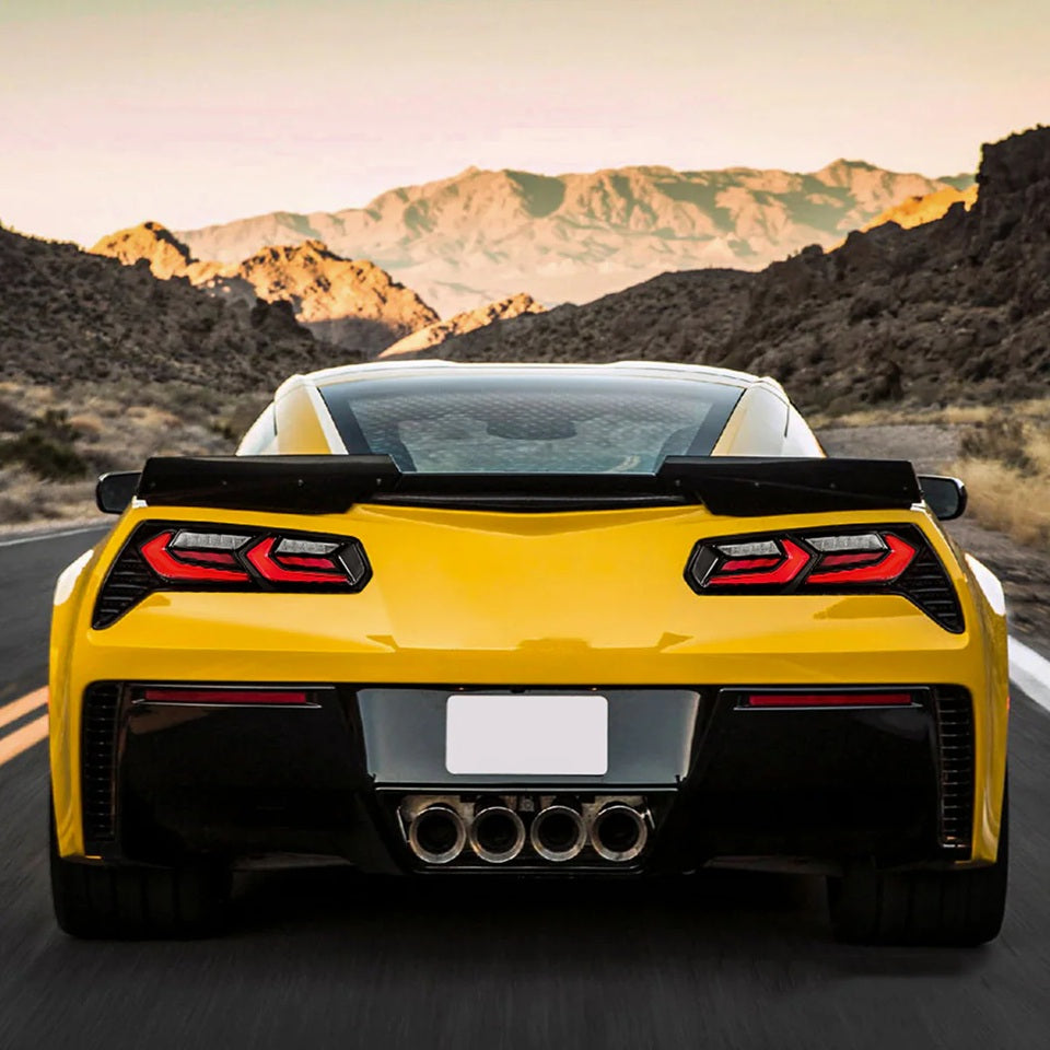 Gul Corvette C7 Z06 bakfra med røde LED-konturbaklykter.