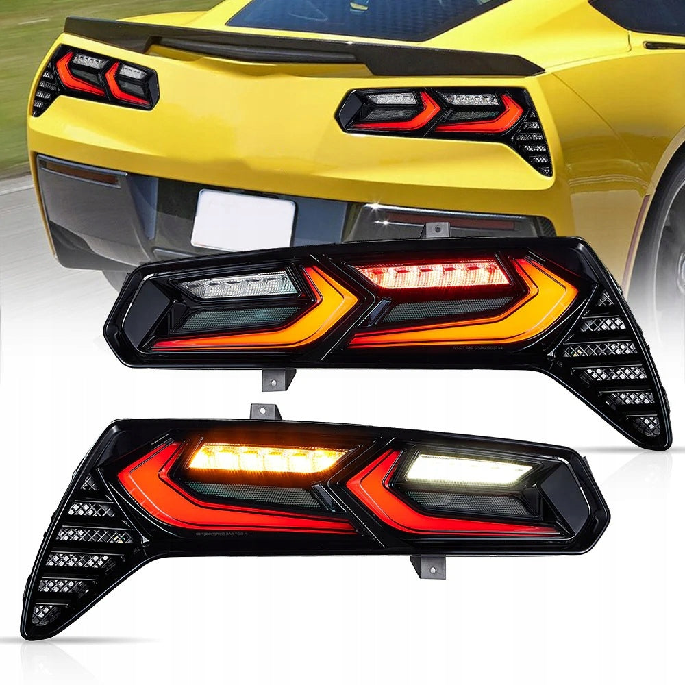 Baklykter Chevrolet Corvette C7 i black smoke med gult blinkfelt, gul bil bak.