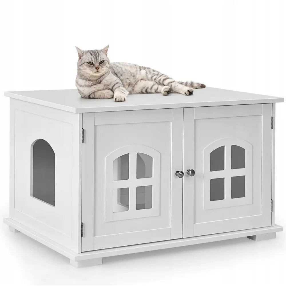 Costway hvitt rektangulært kattehus med doble dører, vindusdetaljer og gråstripet katt som hviler på toppen.