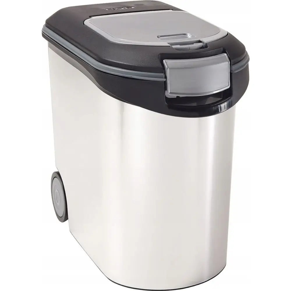 Curver beholder for oppbevaring av kjæledyrmat 12 kg, sølvfarget med sort lokk og hjul, sett fra skrå vinkel.