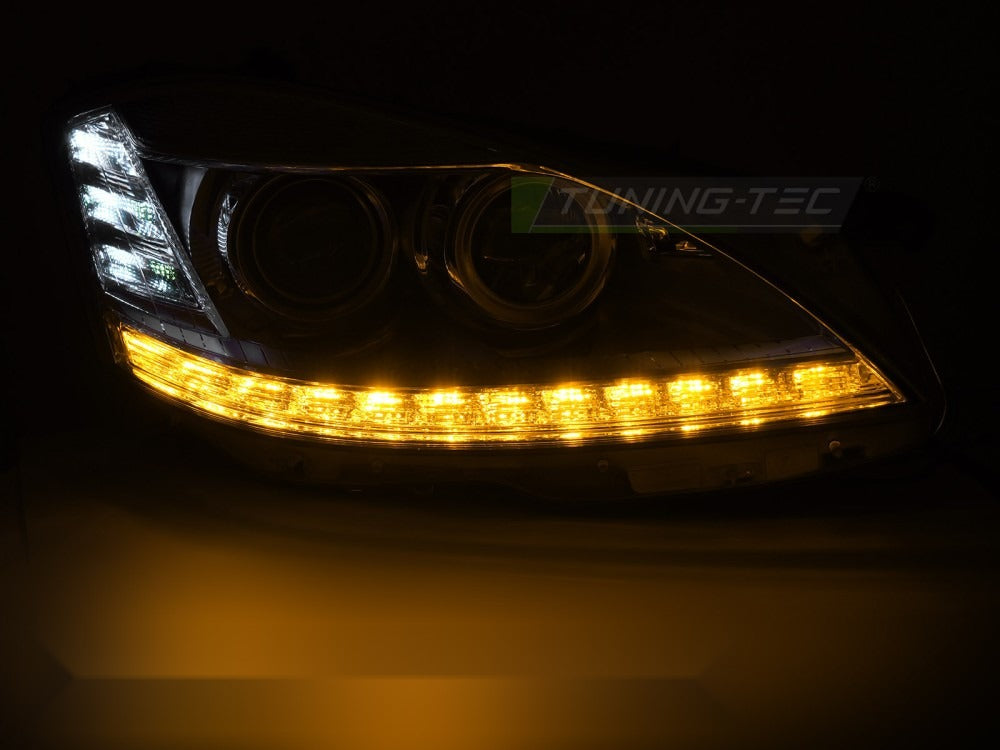 Frontlykter Mercedes W221 S-Class 05-09 med festedetaljer.