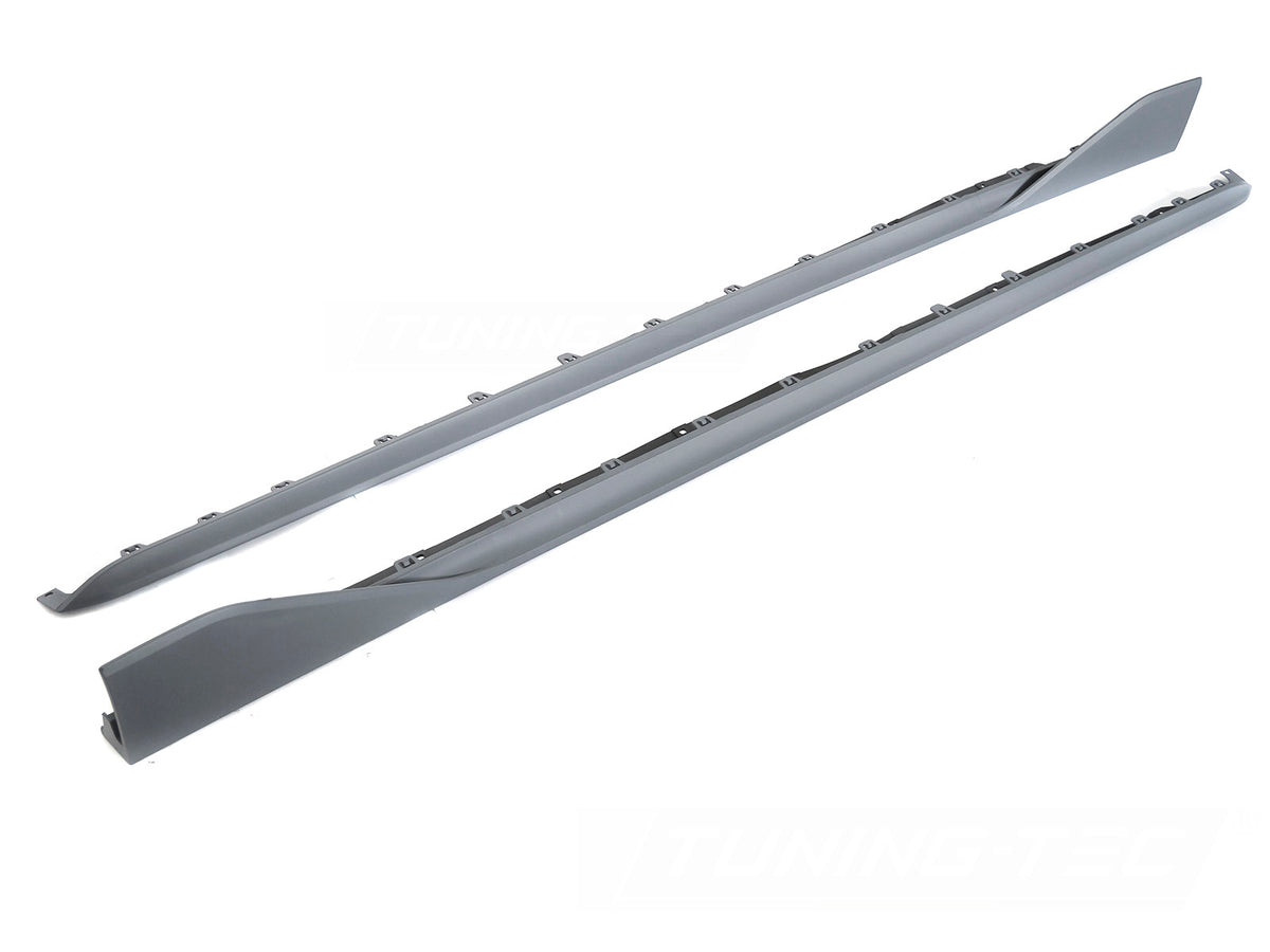 Sideskjørt Extension Performance Style til BMW F40 19-24 sett rett forfra på hvit bakgrunn.