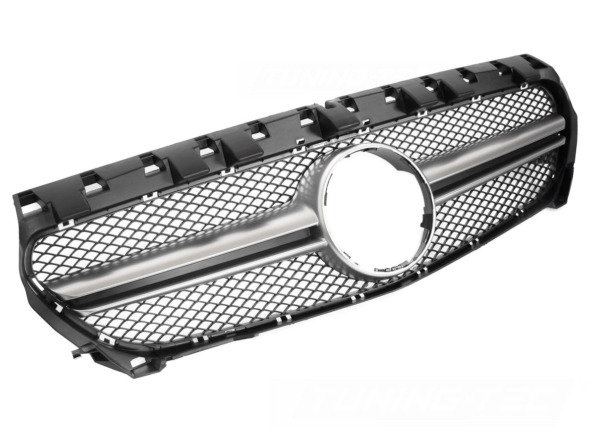 Grill til Mercedes CLA W117 13-19 i sort/sølv sett rett forfra på hvit bakgrunn.