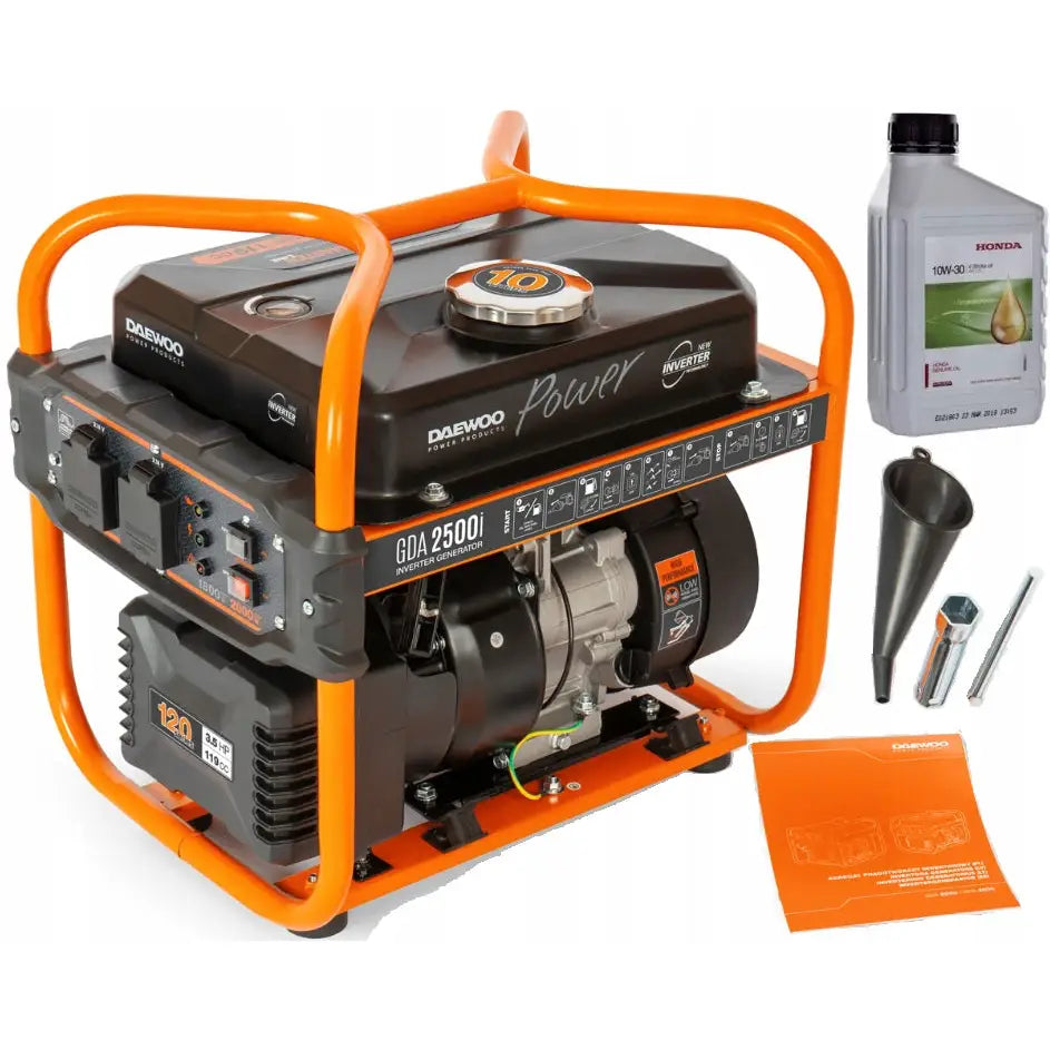 Daewoo strømaggregat 2Kw, skrå forfra med tilbehør: olje, trakt, verktøy og oransje manual på hvit bakgrunn.