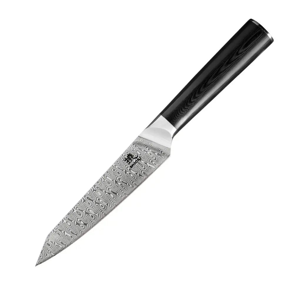 Damaskkniv Shiori, sort håndtak og dekorert blad, skrå sidevisning med blank ståldetalj mot hvit bakgrunn.