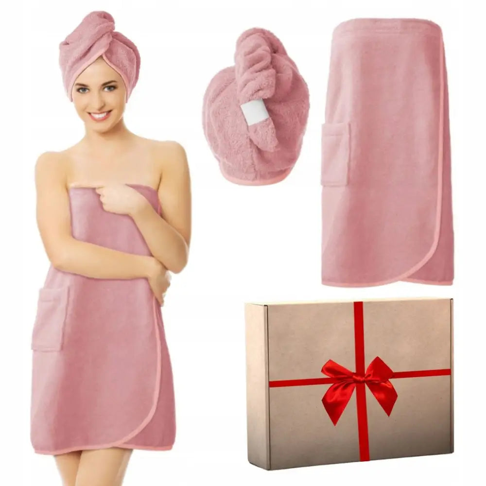 Dame saunahåndkle og turban i rosa frotté, vises på modell og ved siden av gaveeske med rød sløyfe.