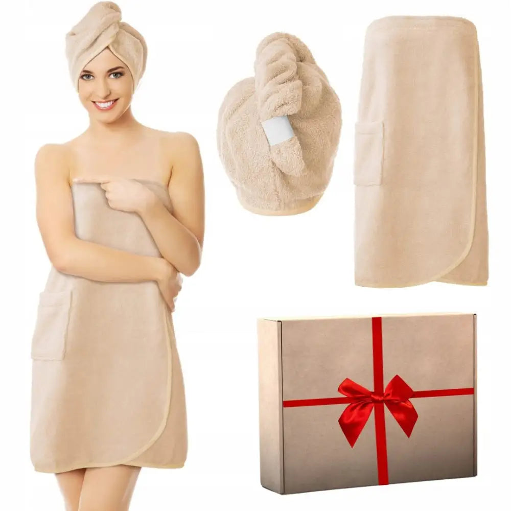 Dame saunahåndkle og turban i beige frotté, vist på modell med gaveeske med rød sløyfe.