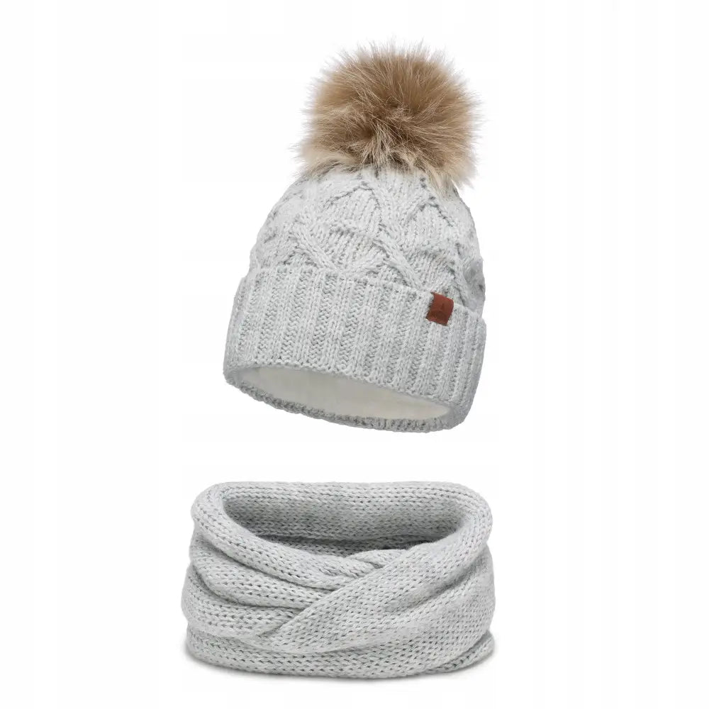 Dame Vinterlue med Pompon + Lys Grått Skjerf