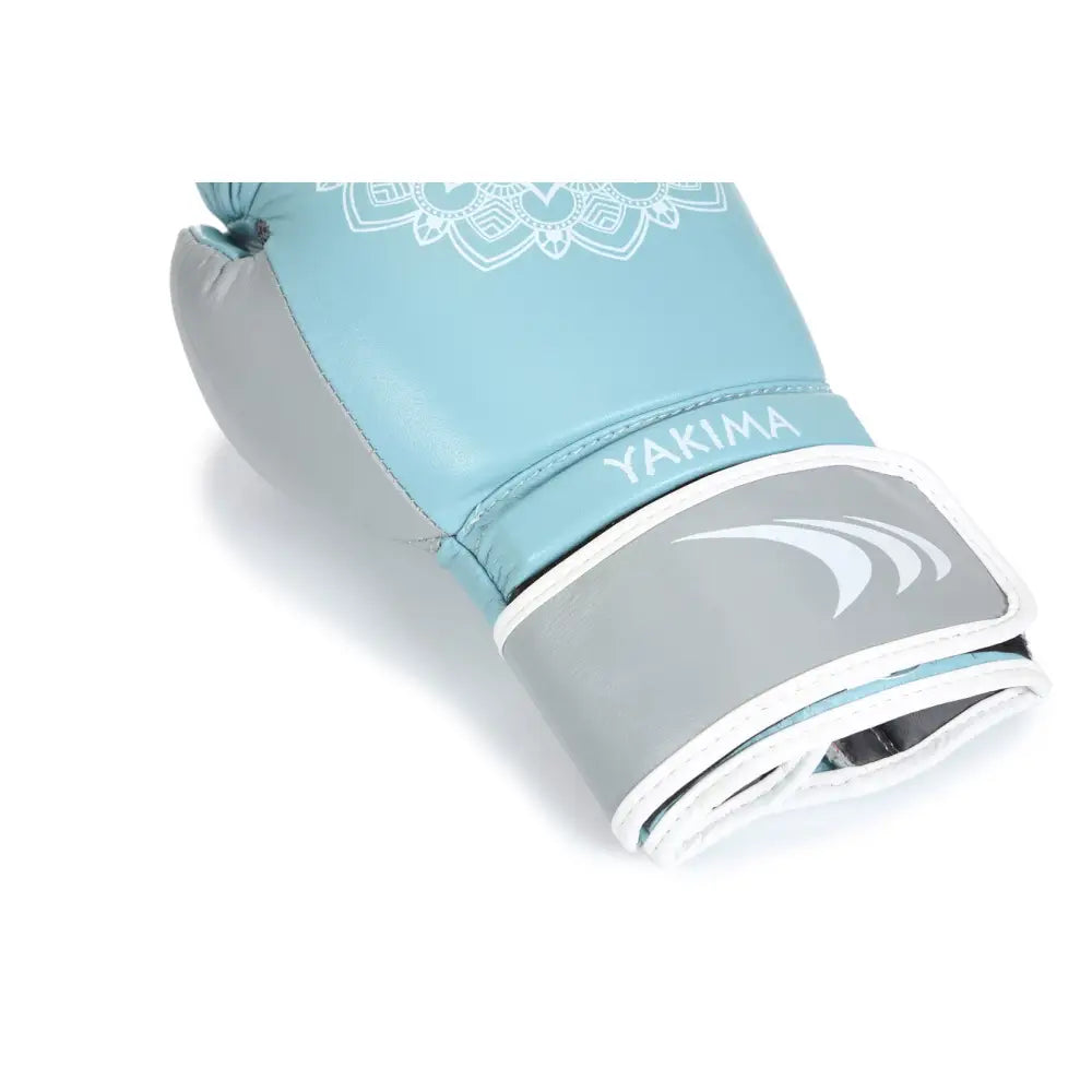 Damene Hansker Mandala i lyseblått og grått, sidebilde med fokus på hvit stropp og dekorative mønstre.