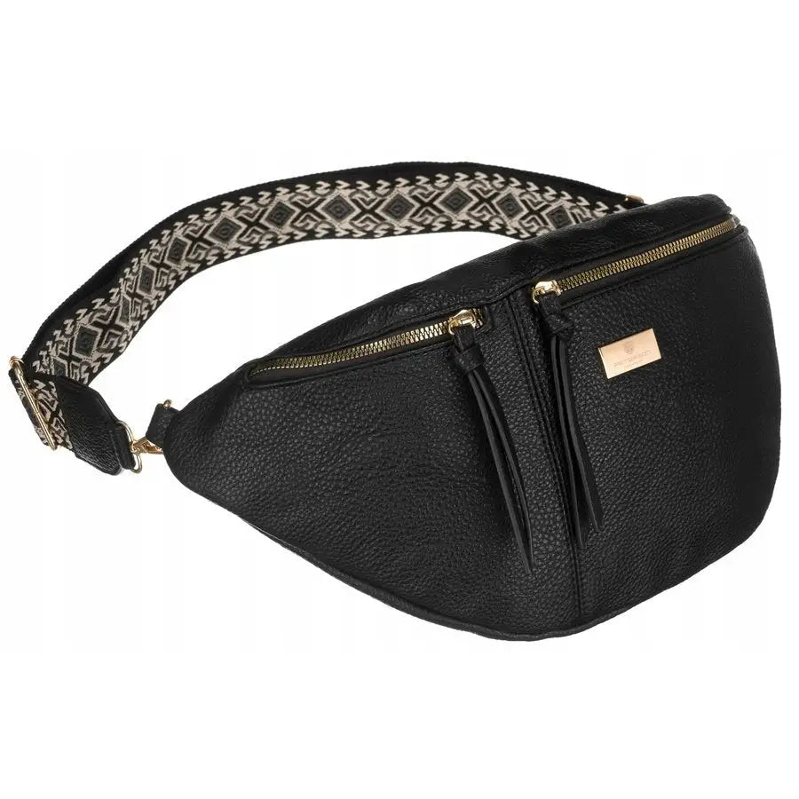 Damepung i kunstlær fra Peterson, sort rumpetaske med dobbel glidelås og bred, mønstret skulderstropp.