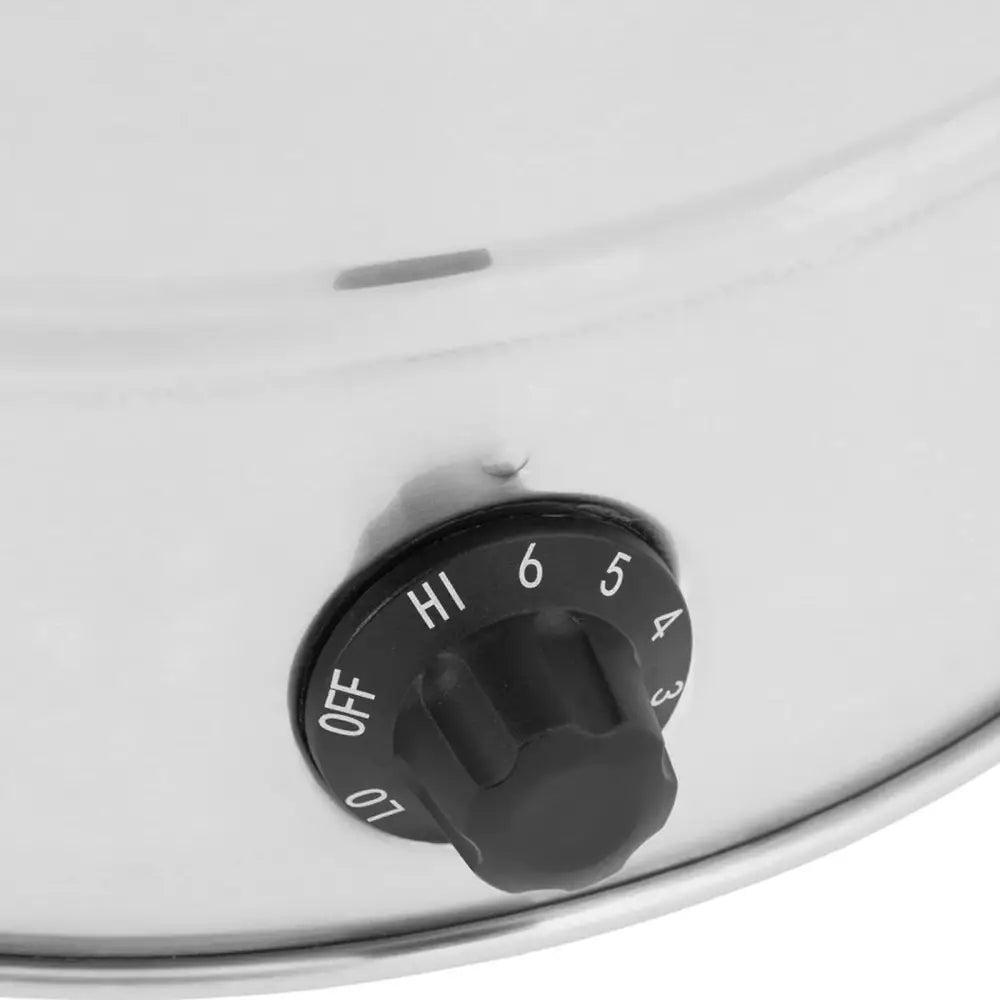 Dampkoker, nærbilde av sort dreieknapp med hvite innstillinger på blank metallfront, sett fra skrå vinkel.