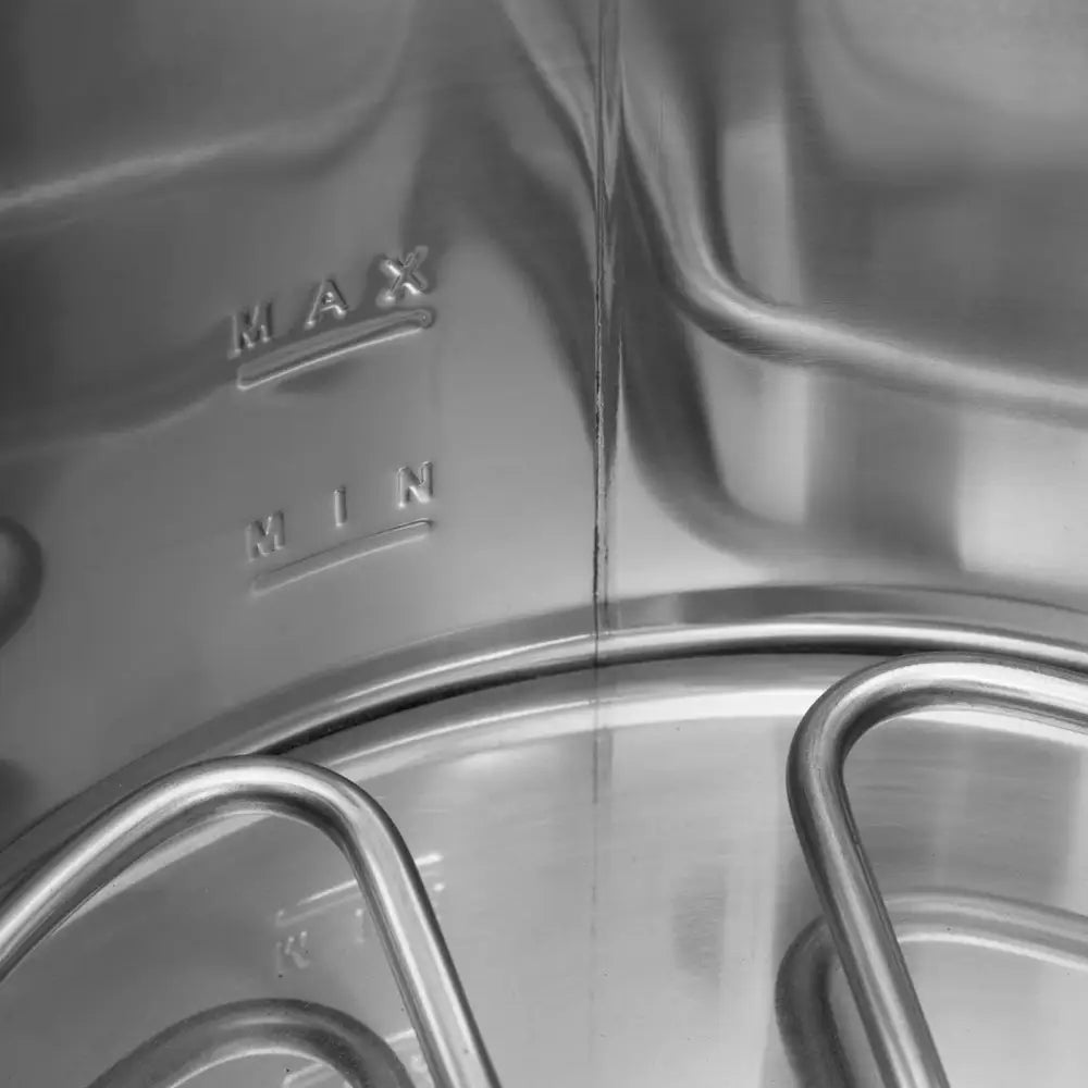 Dampkoker, nærbilde av innsiden med tydelige MAX- og MIN-nivåmarkeringer og synlig varmeelement.