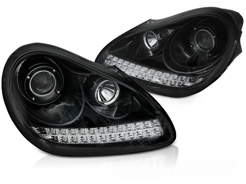 Frontlykter Daylight Black HID Xenon til Porsche Cayenne 02-06 sett rett forfra på hvit bakgrunn.