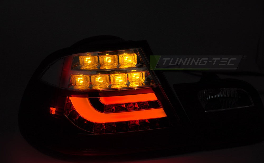 Baklykter BMW E46 Coupe LED Bar med blinklys og ryggelys aktivert, par i mørke.