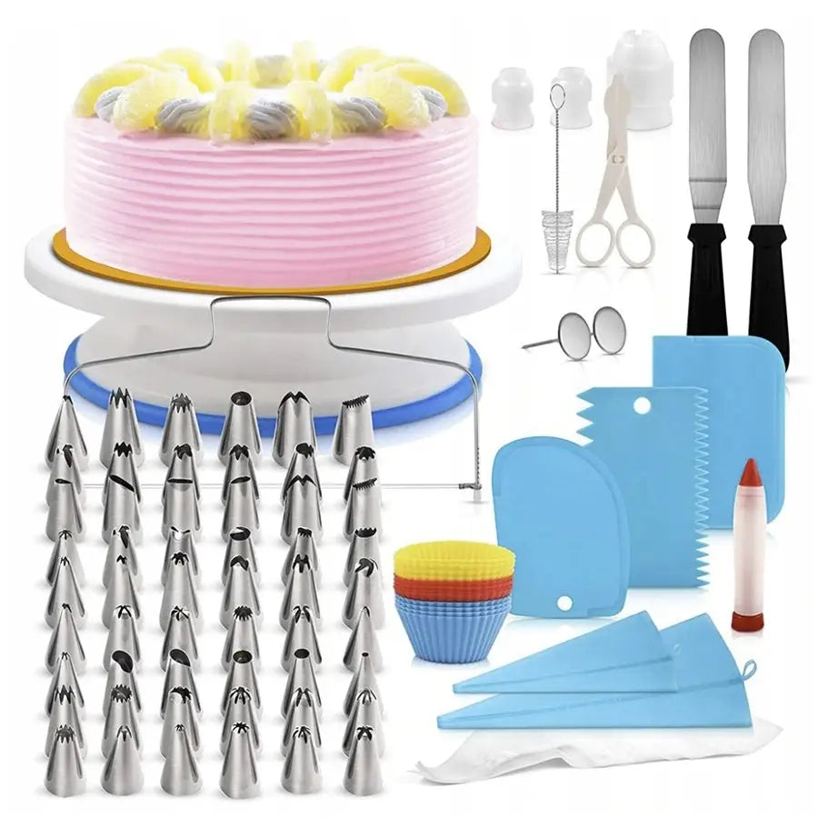 Dekorasjonssett for hjemmebakere med metallmunnstykker, kakeform, spatler, kremposer og silikonmuffinsformer.