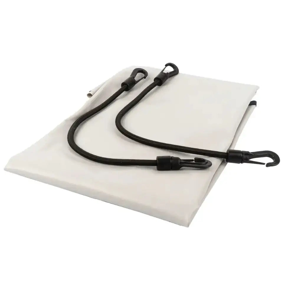 Deksel for påløpsbrems, hvitt stofftrekk stablet med sorte strikkstropper og kroker, nærbilde skrått ovenfra.