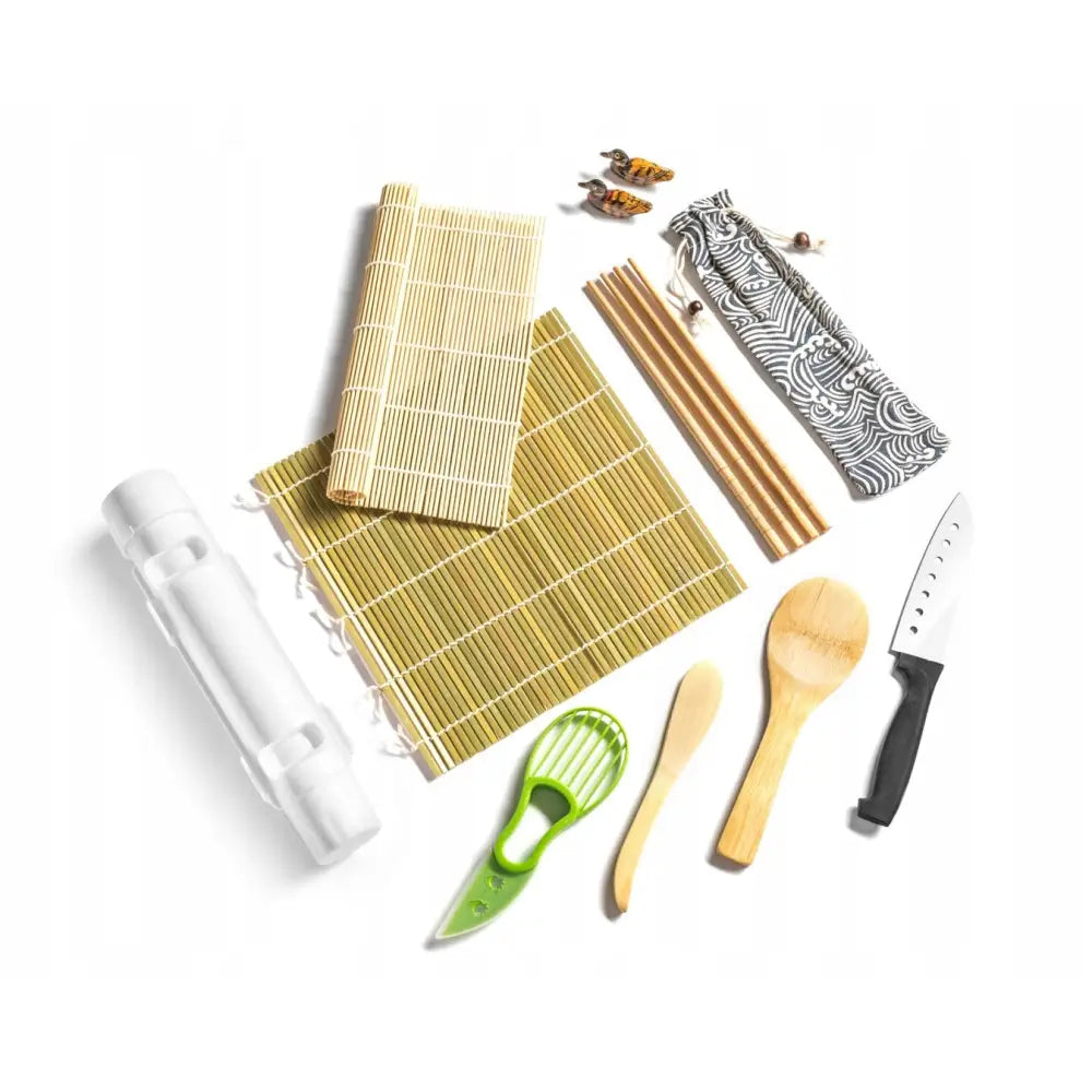 Deluxe Sushi Sett, komplett oversiktsbilde med bambusmatter, spisepinner, kniv og kjøkkenredskaper mot hvit bakgrunn.
