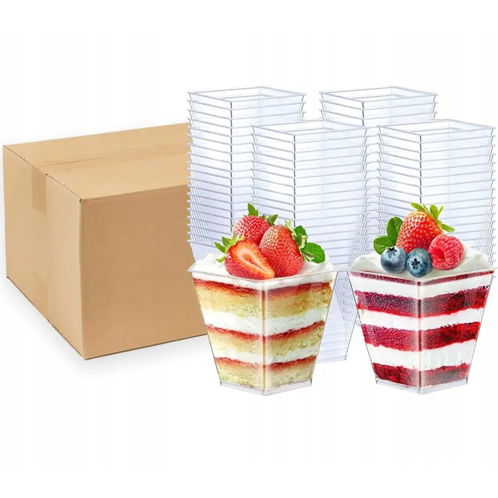 Dessertskåler i plast, stablet og fylt med lagvis dessert og bær, brun pappeske synlig bak.