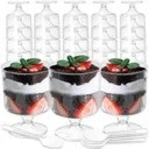 Dessertskåler i klar plast med stett, fylt med sjokolade, krem og jordbær, plastskjeer foran.