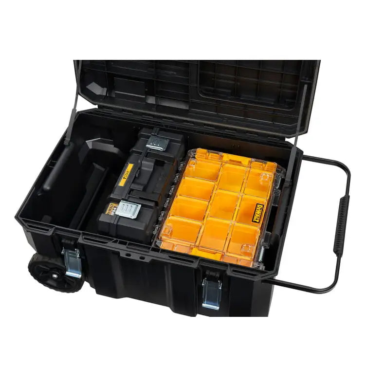Dewalt verktøykasse med åpnet lokk, sort og gul rominndelt oppbevaringsboks og uttrekkbart håndtak.