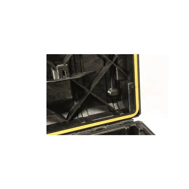 Dewalt Tough System verktøykasse, detalj av innside med gule tetningslister og forsterkede kanter.