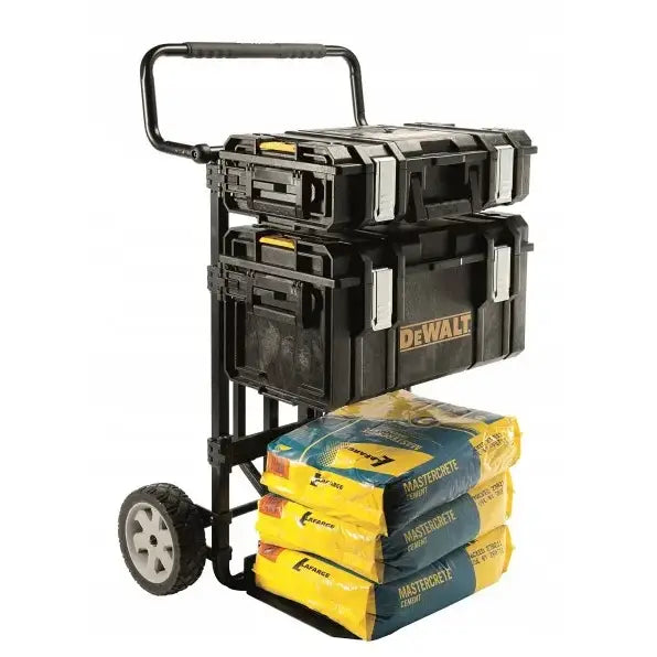 Dewalt Tough System tralle med to svarte verktøykasser og tre betongsekker, sett fra siden.
