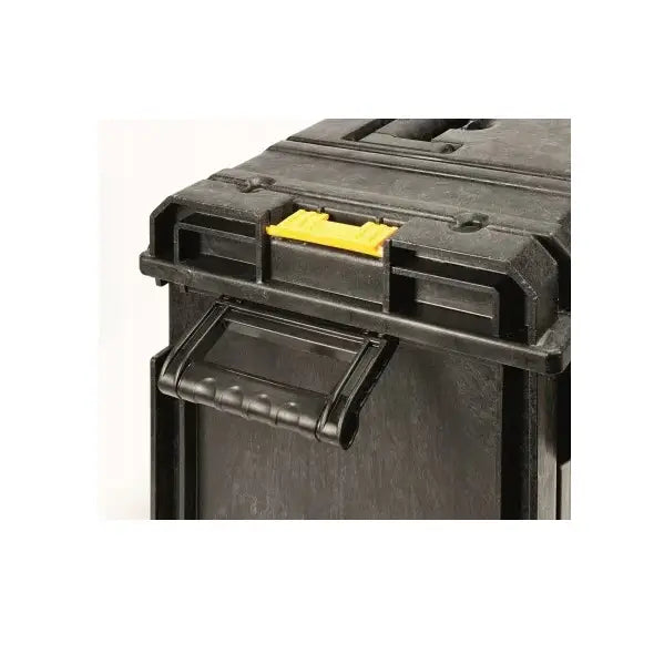 Dewalt Tough System verktøykasse, sort plastboks med gult låsespenn og robust håndtak sett fra skrå vinkel.