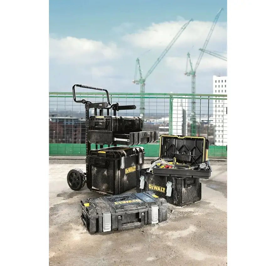 Dewalt Tough System verktøykasser utendørs, noen åpne med verktøy, andre stablet på robust tralle.