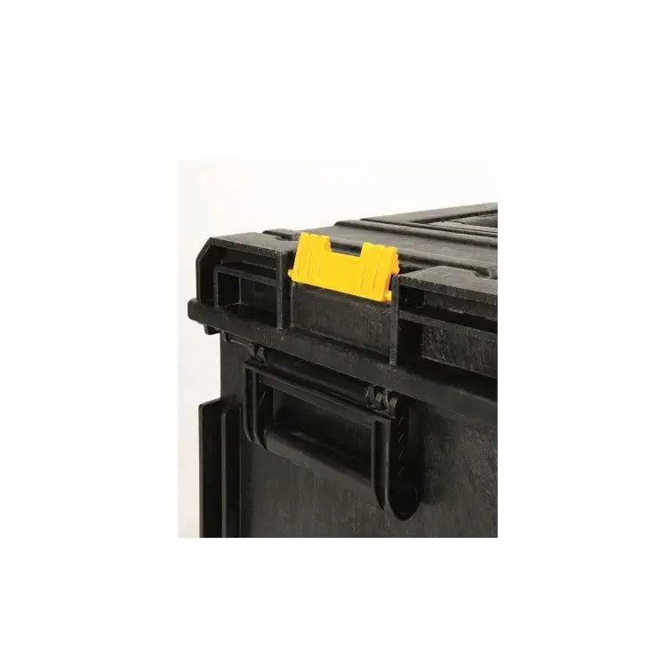 Dewalt Tough System verktøykasse, nærbilde fra hjørne med sort håndtak og gul låsemekanisme på lokket.