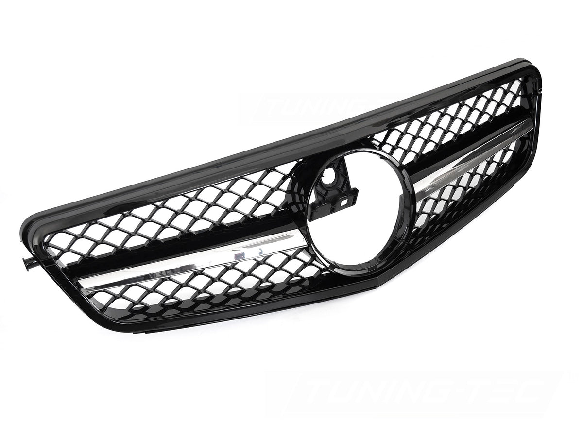 Grill til Mercedes C-Klasse W204/S204 07-14 i sort/krom sett rett forfra på hvit bakgrunn.