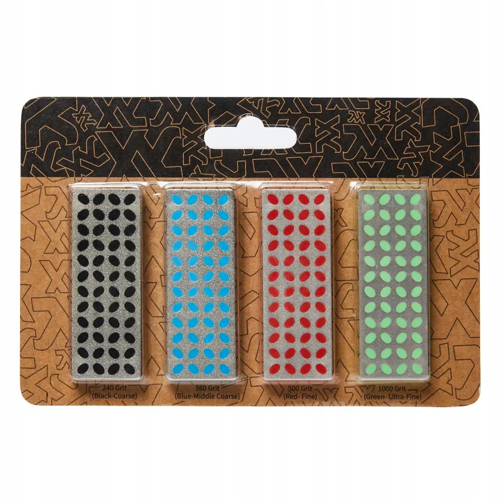 Diamantfiler sett med fire slipesteiner i ulike farger med hullmønster, pakket i plastetui med brun bakplate.