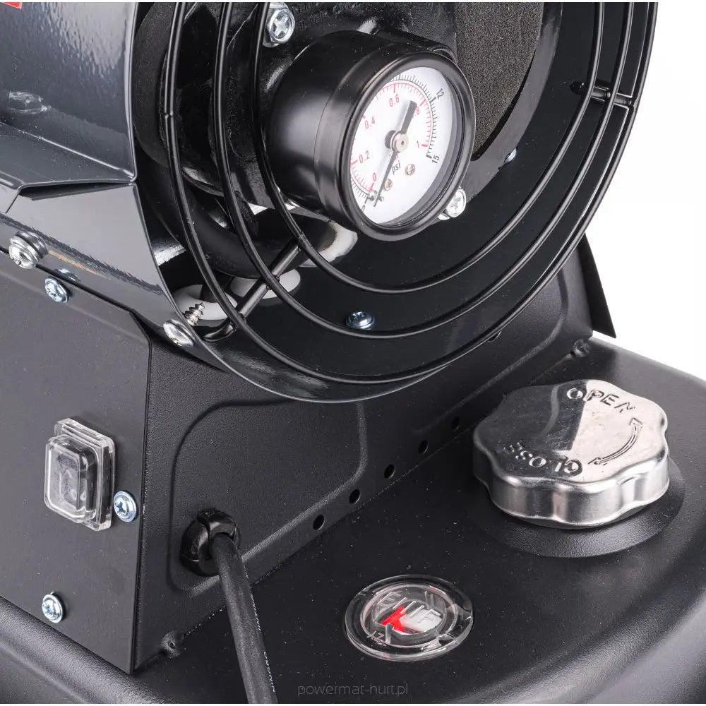 Dieselvarmer med sort metallkropp, nærbilde av trykkmåler, sølvfarget tanklokk og synlig drivstoffmåler.