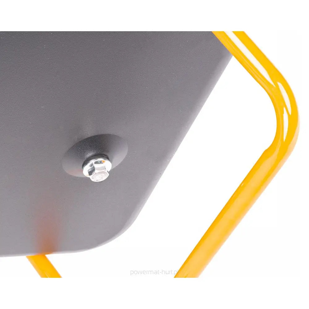 Dieselvarmer, detaljert nærbilde av sort metallflate med bolt og gult stativ, fokus på undersidens konstruksjon.