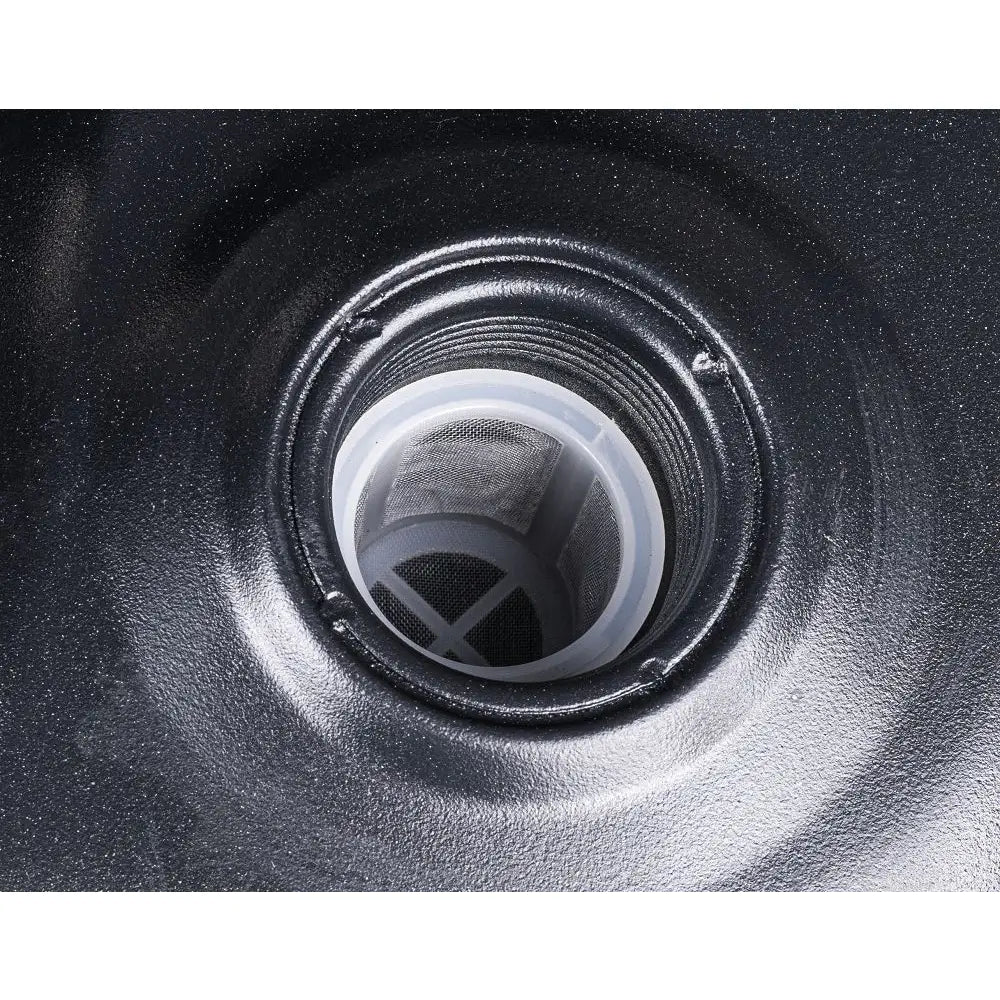 Dieselvarmer, nærbilde av rundt metalluttak med hvitt plastfilter og synlig netting mot sort overflate.