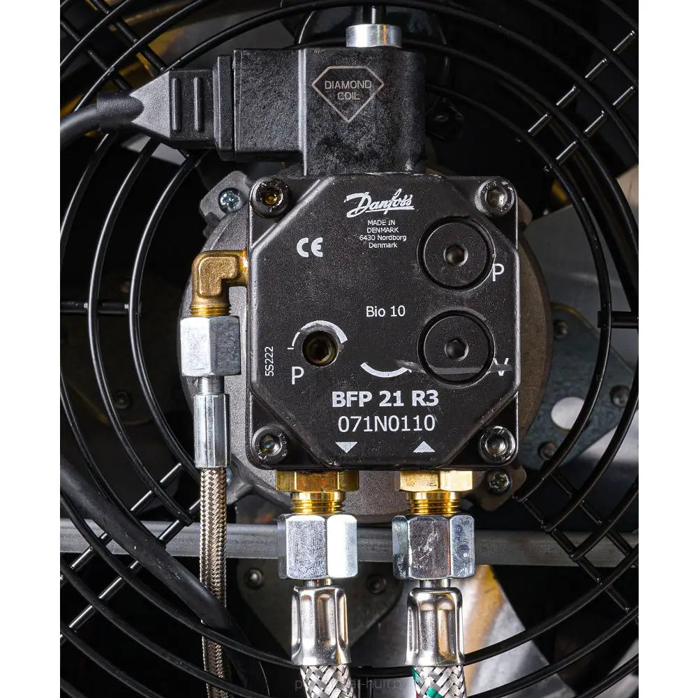 Dieselvarmer med svart metallpumpe, frontbilde som fremhever stål- og messingkoblinger samt tydelig produktmerking.