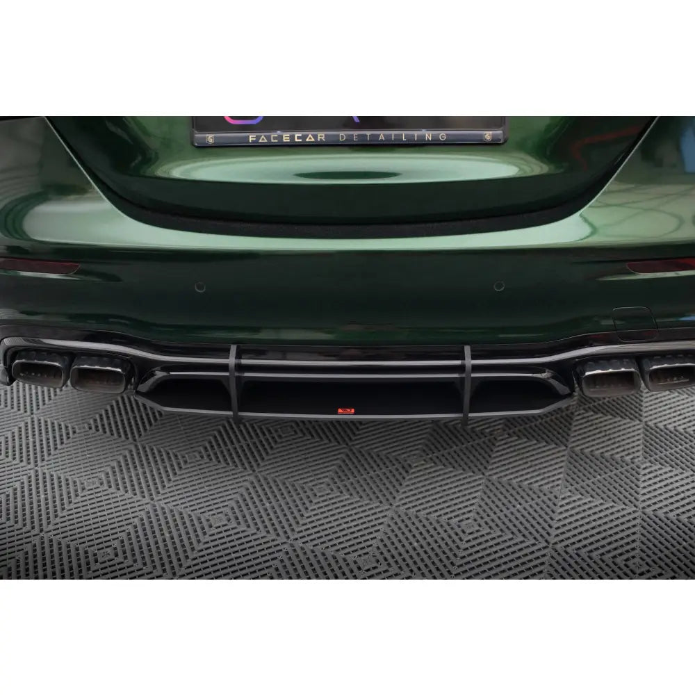 Diffuser Mercedes W213 Facelift E63 AMG, sett fra siden med detaljer synlig