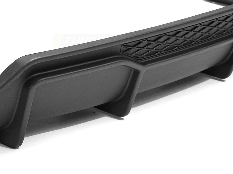 Detaljbilde av diffuser Sport Style til Tesla Model 3 med passform mot støtfanger