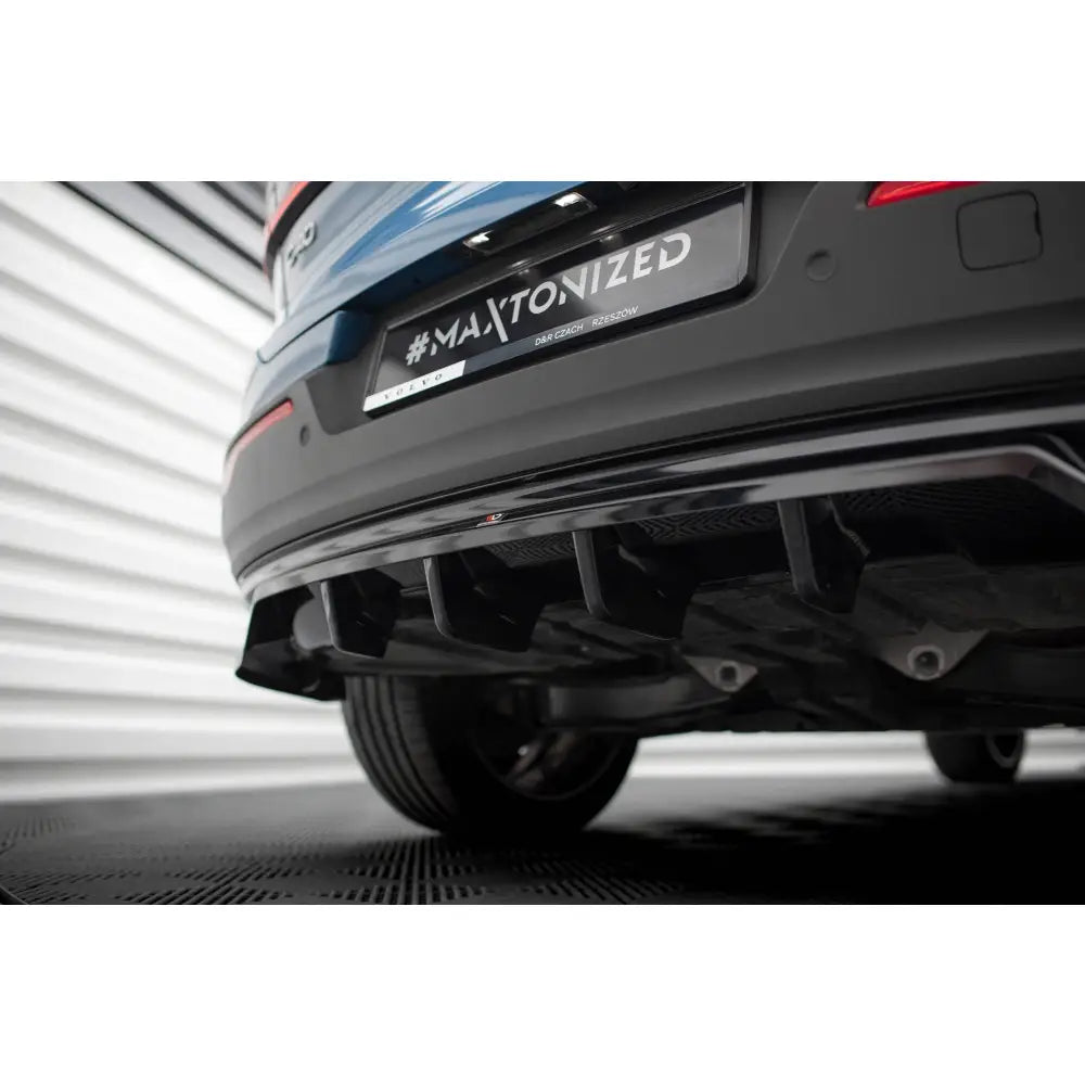 Nærbilde underfra av diffuser-finner på Volvo C40 Mk1 med synlig monteringsdetalj