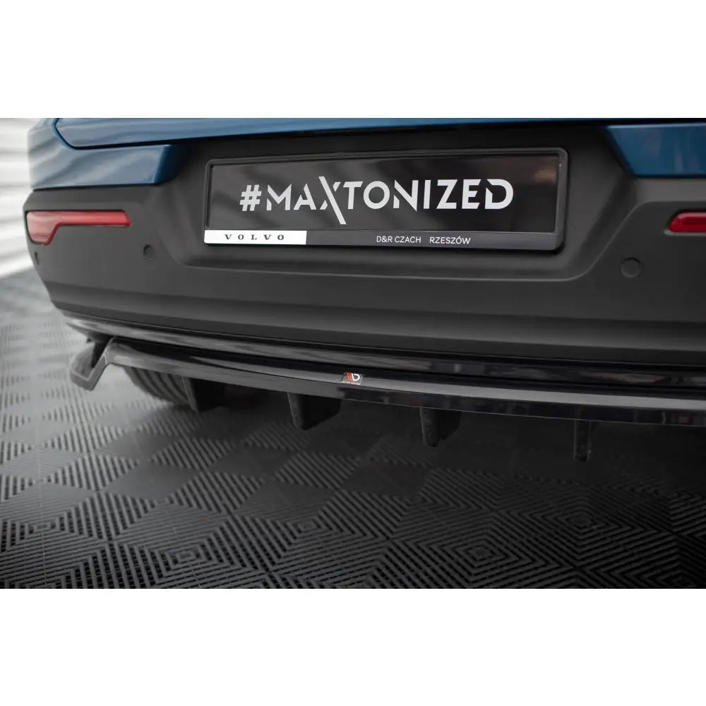 Detaljbilde av Maxton Design diffuser i gloss svart ABS på Volvo C40 Mk1 bakparti