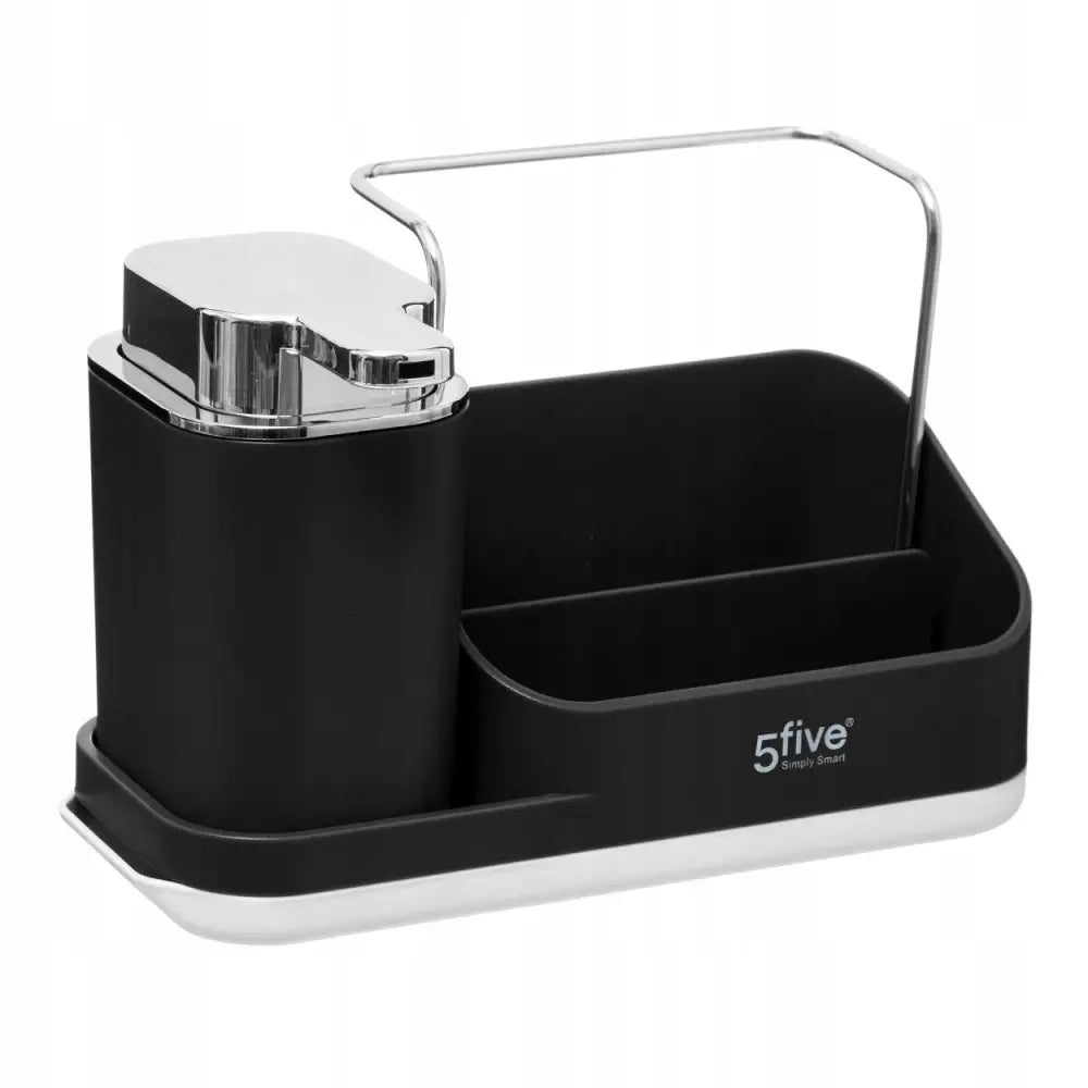 Dispenser for oppvaskmiddel med sølvfarget pumpe og svart organiseringssett med to rom, sett skrått forfra.