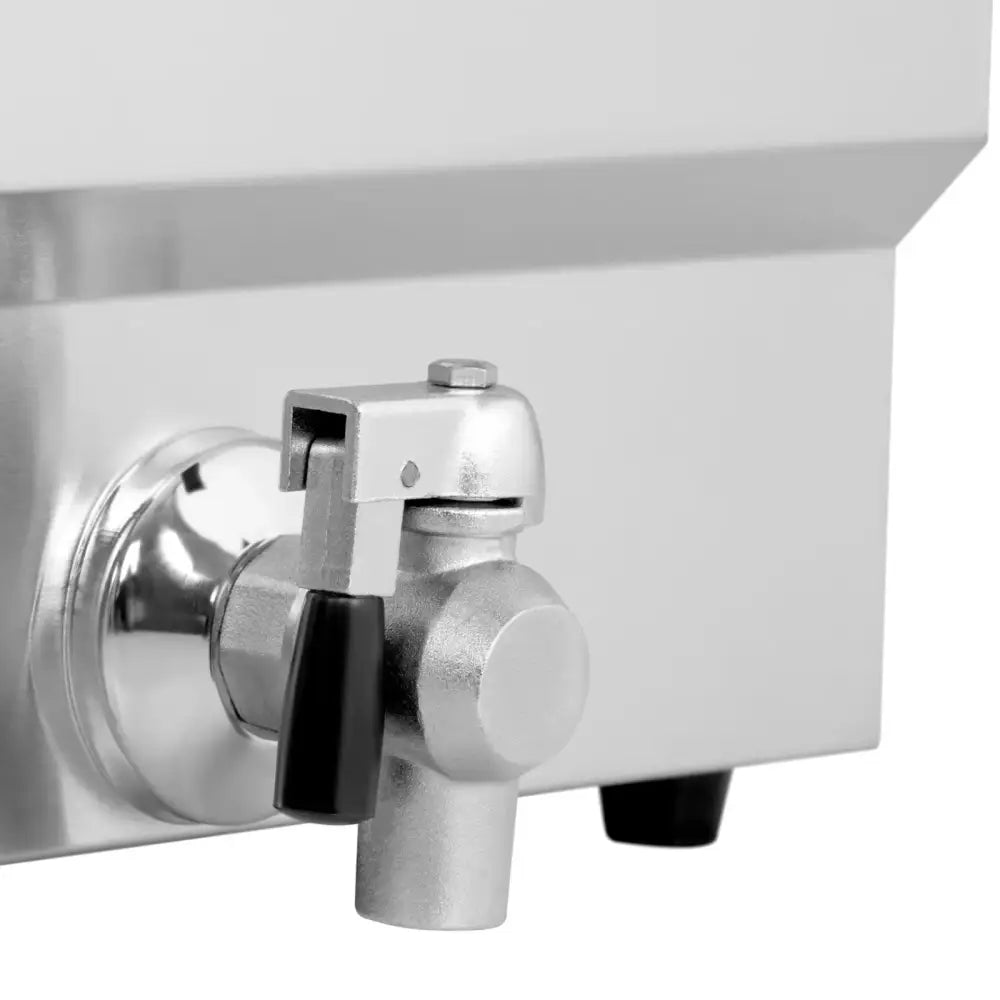 Dobbelkomponent fritøse ståltappekran med sort håndtak, nærbilde av matt overflate og festebrakett.