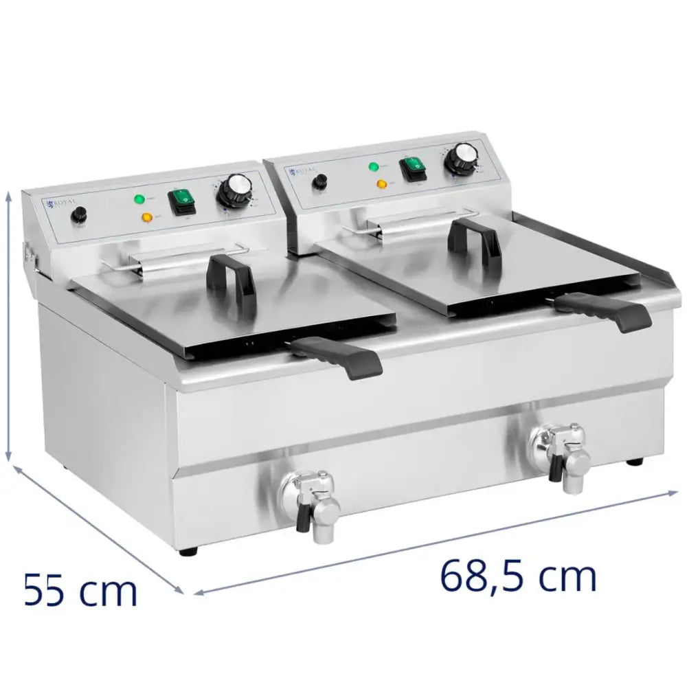 Dobbel elektrisk frityrkoker i rustfritt stål, skråvisning med lokk på og synlige mål 55 x 68,5 cm.