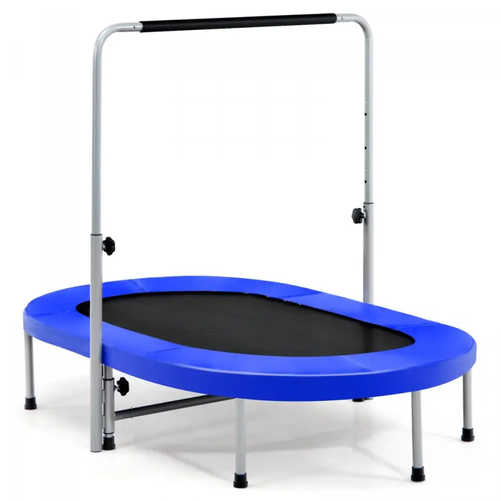 Dobbel fitness trampoline med håndtak, oval form med blå kantbeskyttelse og justerbart sort grep, sett skrått.