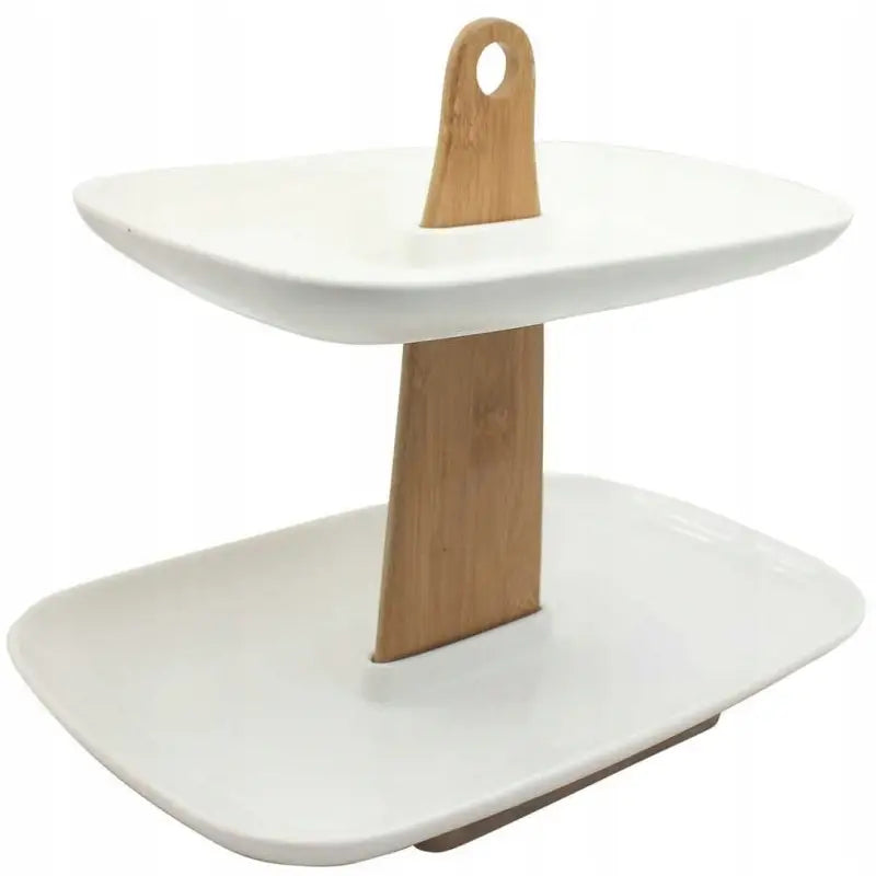 Dobbel keramisk etasjefat med to hvite, firkantede fat og lyst trehåndtak, sett forfra og ovenfra.