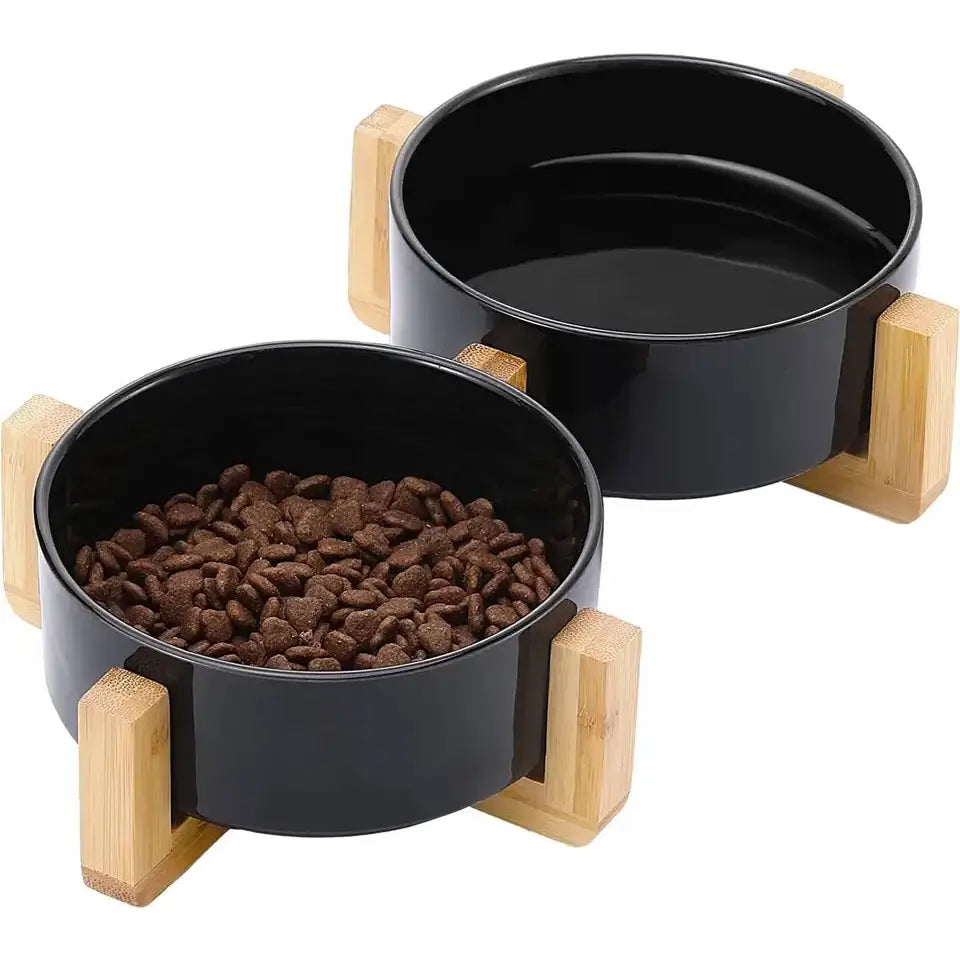 Dobbel keramisk matskål for hund og katt, svart design med trefarget stativ, én skål fylt med tørrfôr.