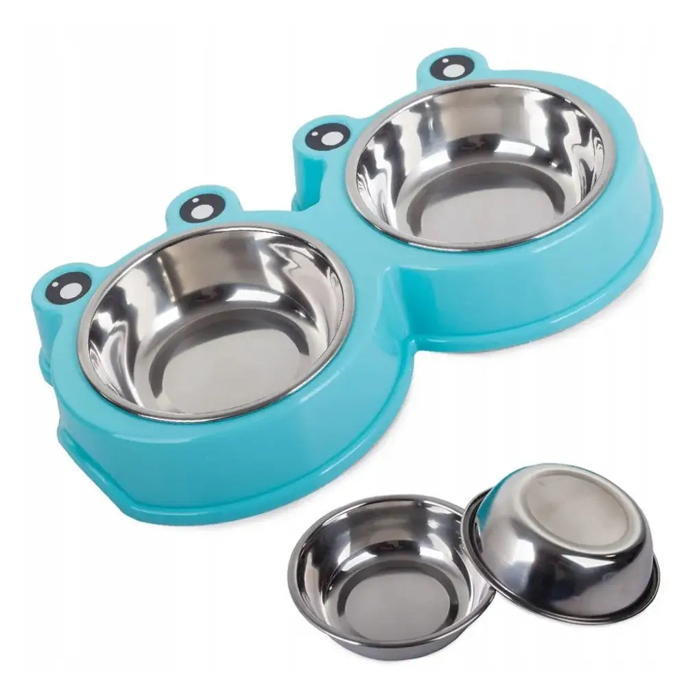 Dobbel skål for hund og katt i lyseblå stativ med dyremotiv, inkludert ekstra løse stålskåler foran.