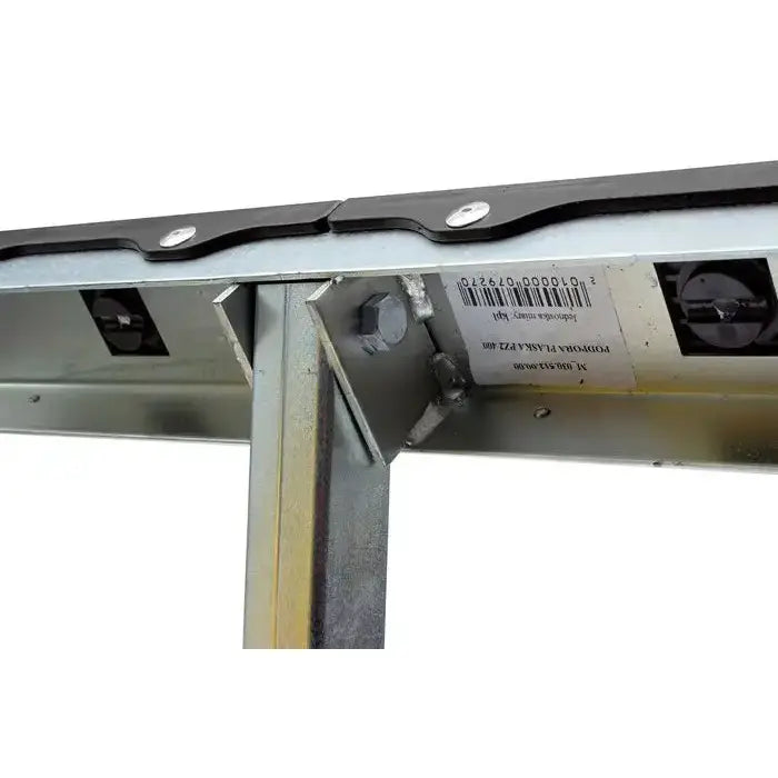 Dobbel sort flatpropp for båthenger, nærbilde av galvanisert metallramme med vinklet skjøt og synlige bolter.