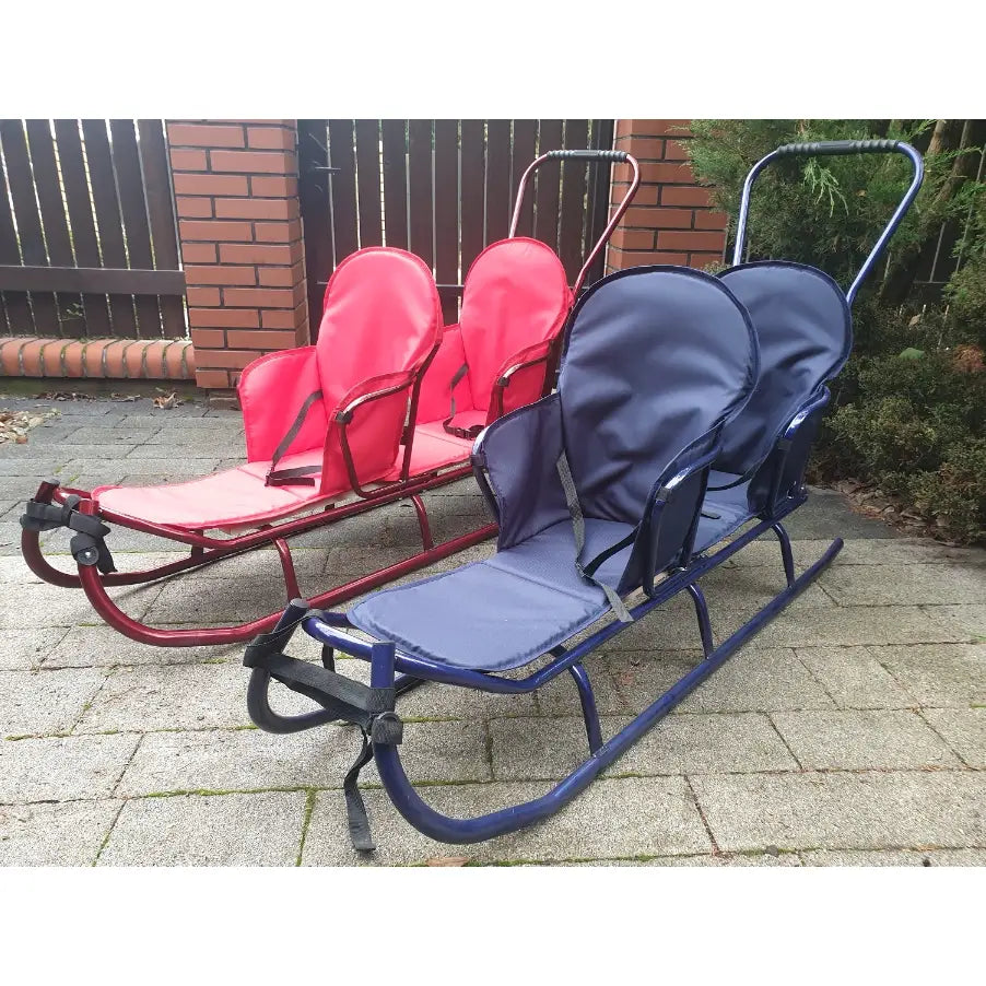 Dobbel tandem akebrett, blått og rødt, med ryggstøtte og håndtak, utendørs på steinlagt underlag.