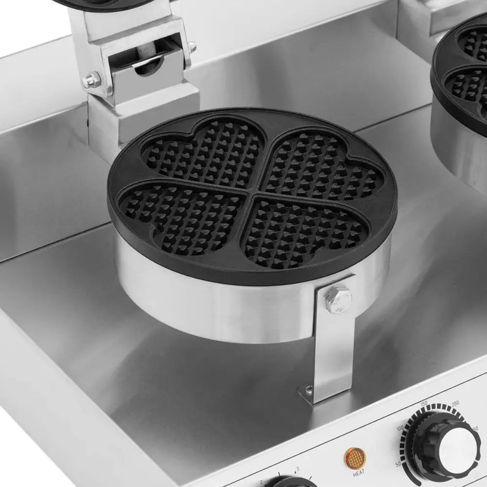 Dobbelt hjerteformet vaffeljern, nærbilde av støpejernsplate og justeringsknapper i front.